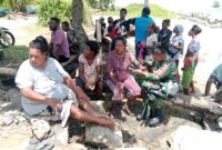 Satgas Pamtas Yonif 726/Tml mendatangi pemukiman warga di Kampung Dalir, Distrik Naukenjerai untuk memeriksa warga yang membutuhkan layanan kesehatan