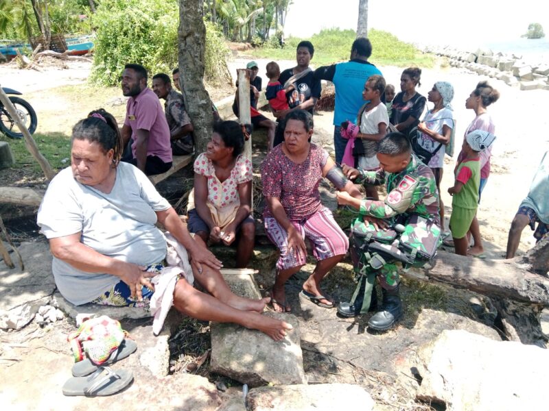 Satgas Pamtas Yonif 726/Tml mendatangi pemukiman warga di Kampung Dalir, Distrik Naukenjerai untuk memeriksa warga yang membutuhkan layanan kesehatan