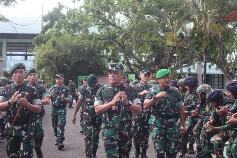 Pangdam XVIII/Kasuari, Mayjen TNI Ilyas Alamsyah, S.E., M.Tr.(Han)., CGCAE., secara langsung berkunjung ke markas Batalyon Infanteri (Yonif) 762/Vira Yudha Sakti
