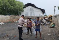 Polsek Kawasan Muara Baru melaksanakan kegiatan pemberian paket sembako kepada petugas kebersihan dan pemulung