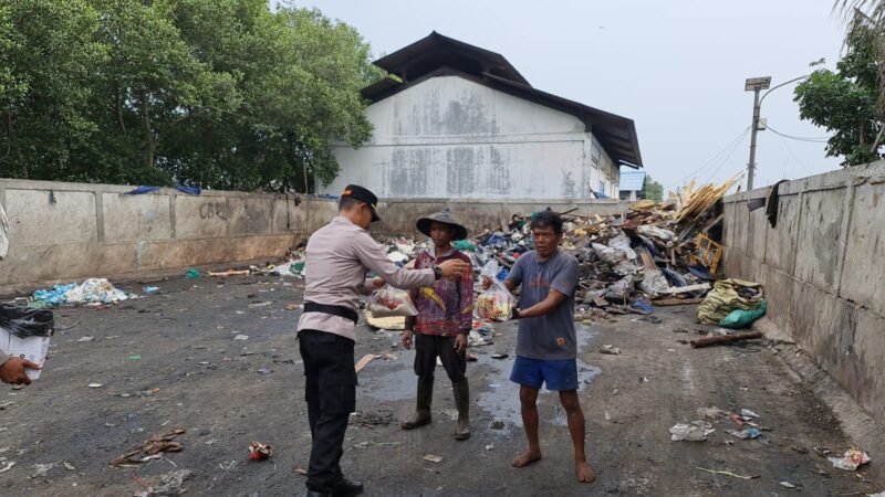 Polsek Kawasan Muara Baru melaksanakan kegiatan pemberian paket sembako kepada petugas kebersihan dan pemulung
