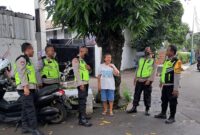 Kanit Bimas Iptu Mara Oloan Hasibuan bersama anggota melaksanakan patroli mobile dan sambang wilayah untuk memberikan pesan kepada warga