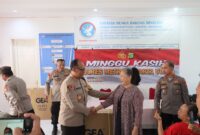 Kapolres Metro Jakarta Utara, Kombes Pol Gidion Arif Setyawan menyambangi rumah panti jompo Yayasan Bunga Bakung Ministry di Koja