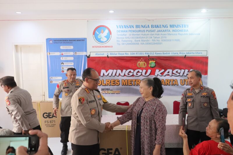 Kapolres Metro Jakarta Utara, Kombes Pol Gidion Arif Setyawan menyambangi rumah panti jompo Yayasan Bunga Bakung Ministry di Koja