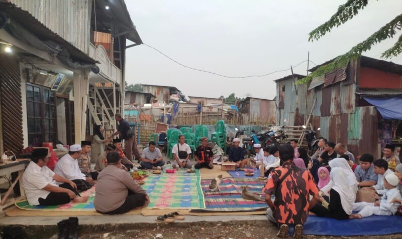 Kapolsek Mampang Prapatan Kompol David Y. Kanitero beserta jajaran Polsek Mampang Prapatan menggelar buka puasa bersama