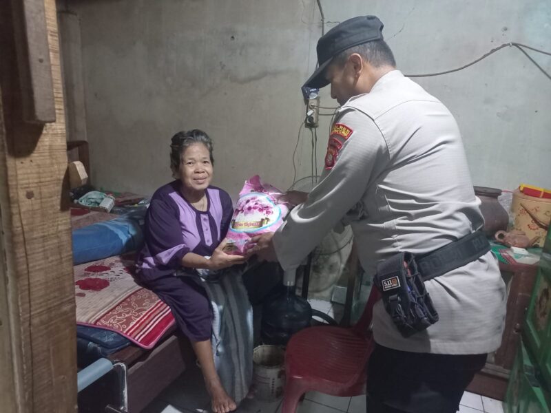 Plt. Kapolsek Kawasan Kalibaru AKP Devi Yanuarto S.H. secara langsung menyerahkan paket sembako kepada para Lansia tersebut