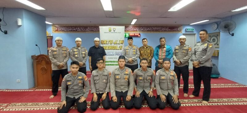 Polda Metro Jaya menggelar program 'Satu Jam Mengaji Bersama Polisi' di Masjid Wisma Nugra Santana Jl. Jendral Sudirman