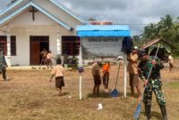 Personel Satgas Pamtas Yonif 726/Tml melalui Pos Bupul 1 melaksanakan karya bakti dalam rangka persiapan menyambut Hari Raya Paskah