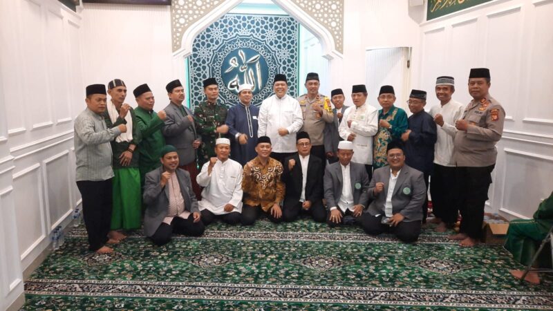 Kapolsek Matraman Kompol Suprasetyo bekerja sama dengan Majelis Ulama Indonesia Kota Jakarta Timur berbagi Takjil, makanan berbuka, sembako dan santunan