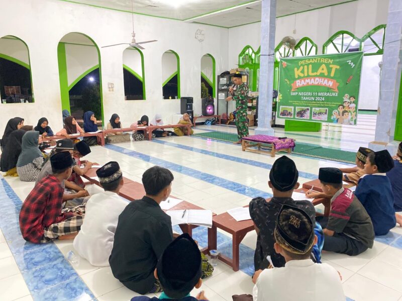 Satgas Pamtas Yonif 726/Tml ikut andil dalam pelaksanaan pesantren kilat yang diikuti oleh siswa-siswi SMPN 11 Merauke