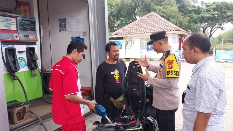 Kapolsek Kawasan Muara Baru, AKP Windarto, menyambangi SPBU yang ada di wilayah Muara Baru dan memberikan imbauan