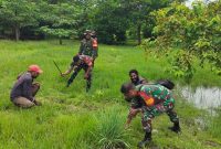 Babinsa Koramil 1710-02/Timika Serda La Zulhijah ajak masyarakat melaksanakan pembersihan rumput-rumput liar