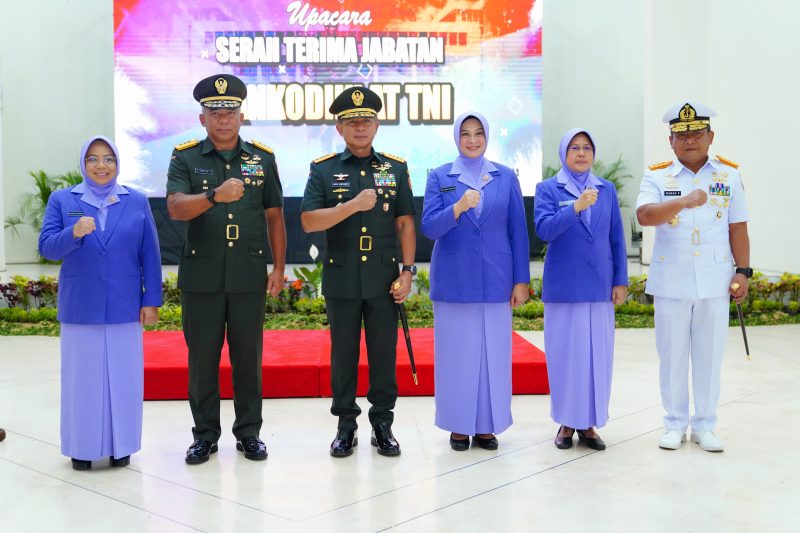 Panglima TNI Jenderal TNI Agus Subiyanto memimpin upacara serah terima jabatan Komandan Komando Pembinaan Doktrin Pendidikan dan Latihan