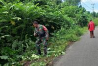 Babinsa Koramil 1710-07/Mapurujaya, Serma Fajar beserta tiga anggota Babinsa bersama masyarakat melaksanakan gotong royong pembersihan