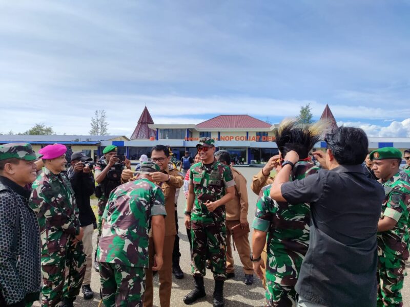 Bandara Nop Goliat Dekai menjadi saksi keharuman acara penutupan TNI Manunggal Membangun Desa (TMMD) ke-119 di Kabupaten Yahukimo