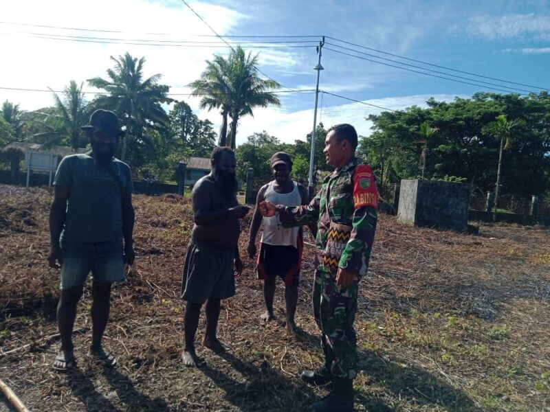 Babinsa Koramil 1710-03/Kuala Kencana, Koptu Johansyah melaksanakan Komsos dengan warga binaan, Rabu (20/03/2024)