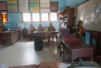 Babinsa Koramil 1710-02/Timika dipimpin Serka Hadi Refra melaksanakan Komsos dengan sekolah-sekolah di wilayah binaan