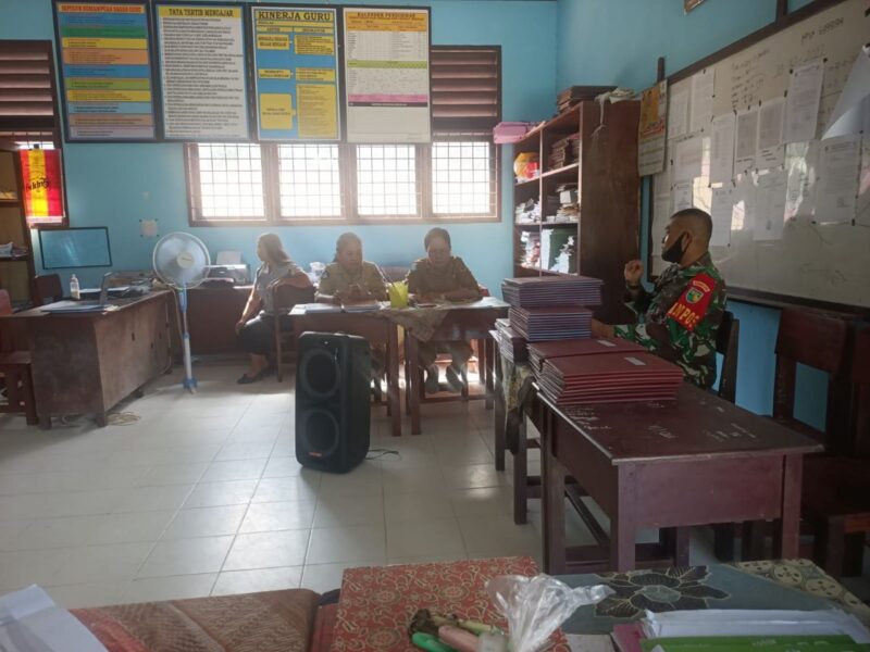 Babinsa Koramil 1710-02/Timika dipimpin Serka Hadi Refra melaksanakan Komsos dengan sekolah-sekolah di wilayah binaan