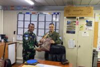 Satuan Tugas Yonmek TNI Konga XXIII-R UNIFIL yang sedang bertugas di Lebanon mengenalkan blangkon dan wayang kulit