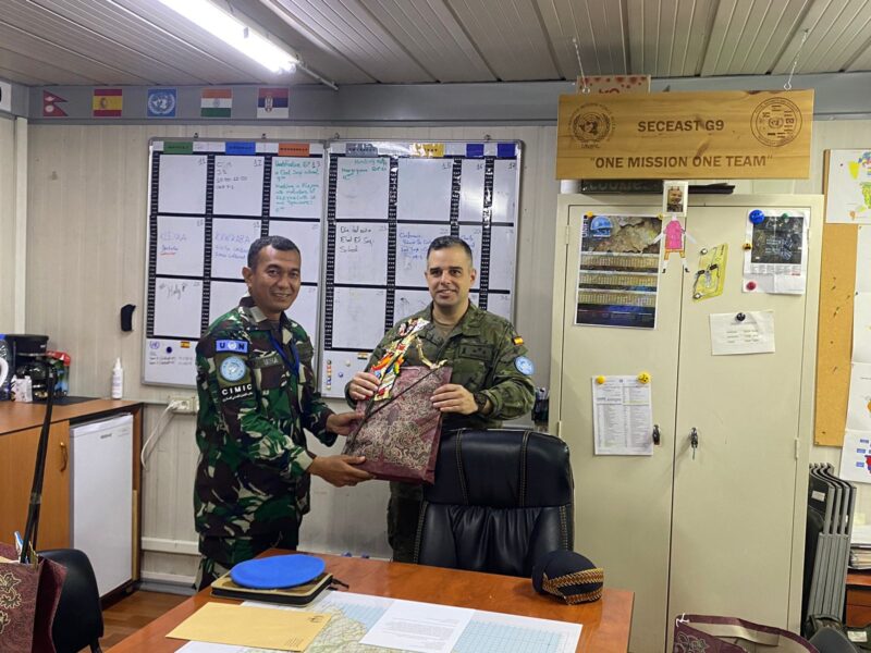 Satuan Tugas Yonmek TNI Konga XXIII-R UNIFIL yang sedang bertugas di Lebanon mengenalkan blangkon dan wayang kulit