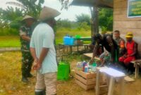 Babinsa Koramil 1710-05/Jila Kodim 1710/Mimika, Serka Kame Kula memberikan pelatihan kepada warga tentang cara mengoperasionalkan alat mesin pertanian (Alsintan) dan penggunaan pestisida