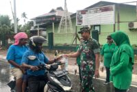 Dandim beserta anggota membagikan takjil kepada para pengguna jalan yang melintas sebagai bekal untuk berbuka puasa nantinya