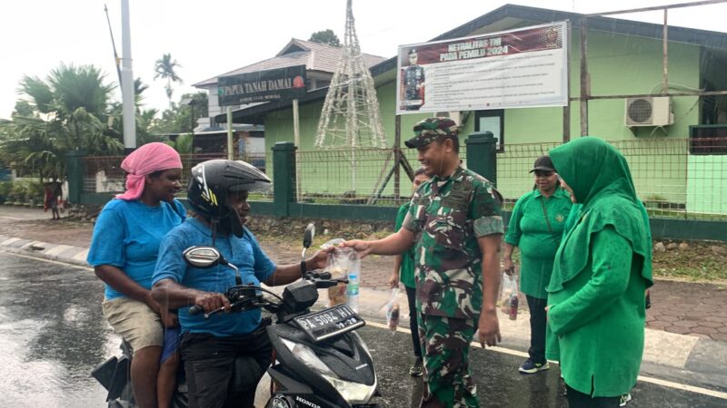 Dandim beserta anggota membagikan takjil kepada para pengguna jalan yang melintas sebagai bekal untuk berbuka puasa nantinya