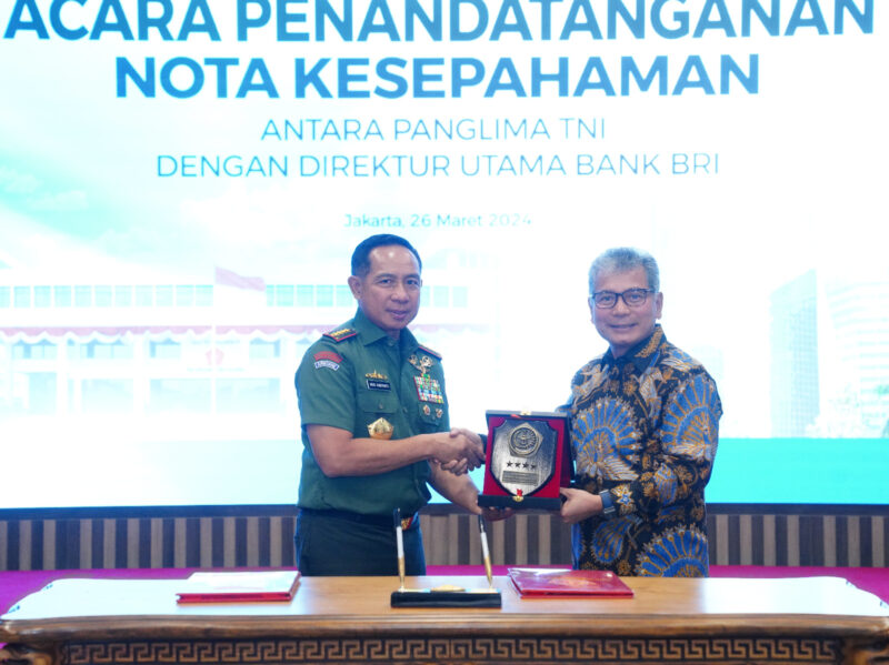 Panglima TNI Jenderal TNI Agus Subiyanto menandatangani nota kesepahaman dengan Direktur Utama Bank BRI, Mandiri, dan BNI