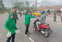 Danramil Kapten Inf Gertaim Pakpahan turun ke jalan raya untuk membagi-bagi takjil buka puasa bagi pengguna jalan