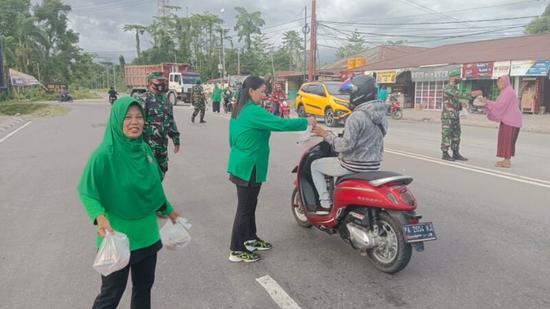 Danramil Kapten Inf Gertaim Pakpahan turun ke jalan raya untuk membagi-bagi takjil buka puasa bagi pengguna jalan
