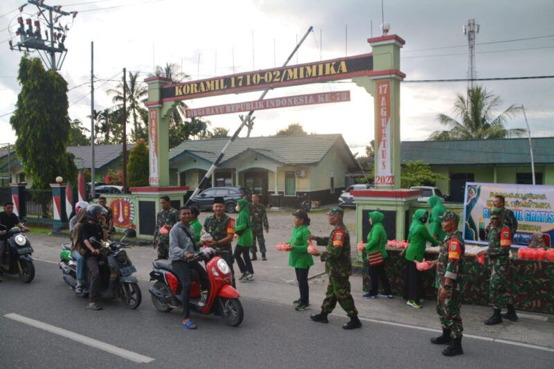 Koramil 1710-02/Timika, Kodim 1710/Mimika kembali membagikan takjil gratis berbuka puasa kepada pengendara motor atau masyarakat pengguna jalan