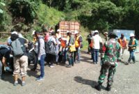 Koramil 1710-04/Tembagapura dipimpin Danramil Kapten Chb Eliazar Manuk Allo mengajak warga kerja bakti bersihkan jalan