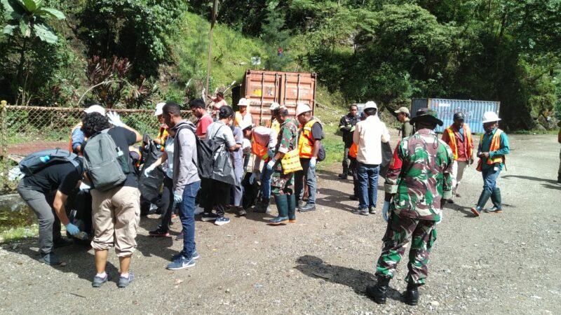 Koramil 1710-04/Tembagapura dipimpin Danramil Kapten Chb Eliazar Manuk Allo mengajak warga kerja bakti bersihkan jalan
