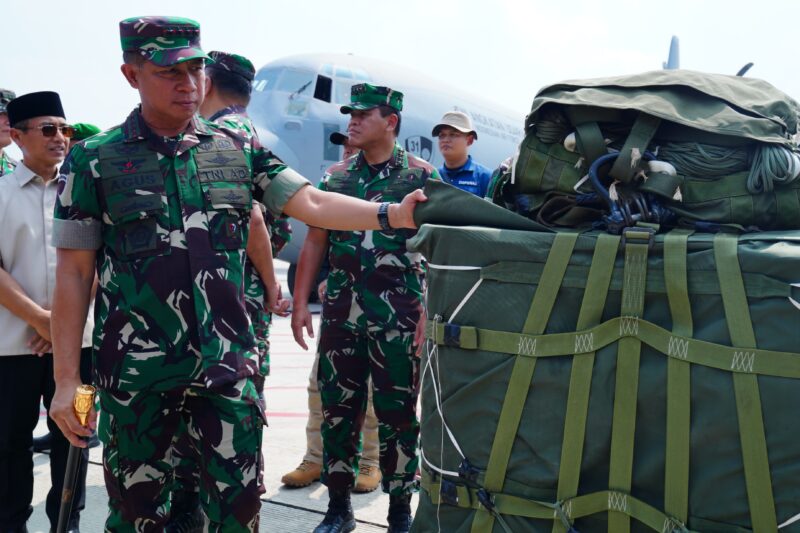 Panglima TNI Jenderal TNI Agus Subiyanto memimpin langsung pemberangkatan pengiriman bantuan kemanusian dari pemerintah Indonesia