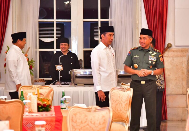 Panglima TNI Jenderal TNI Agus Subiyanto menghadiri buka puasa bersama dengan Presiden RI Joko Widodo beserta para Menteri