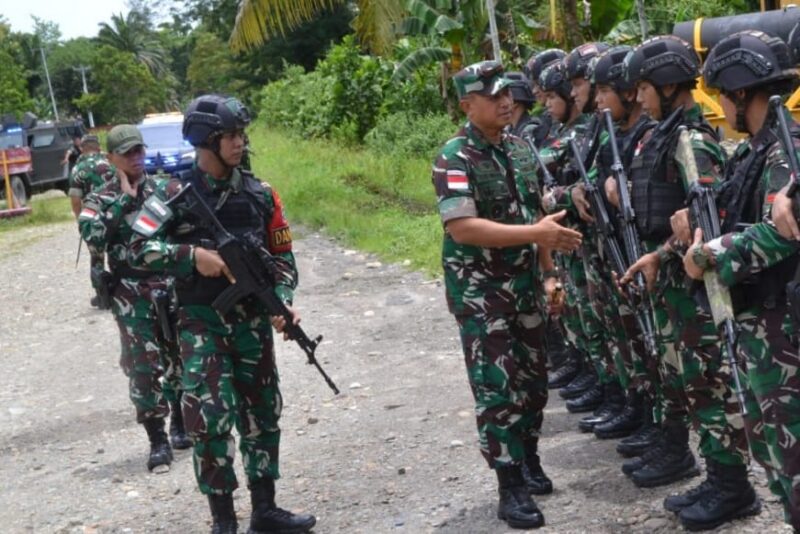 Komandan Kodim 1710/Mimika Letkol Inf Dedy Dwi Cahyadi mendampingi kunjungan kerja Komandan Korem (Danrem) 174/ATW Brigjen TNI Agus Widodo