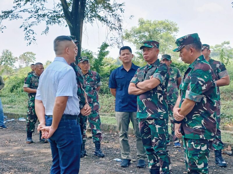Panglima TNI Jenderal TNI Agus Subiyanto meninjau Gudang Munisi Daerah (Gudmurah) milik Kodam Jaya yang terbakar pada Sabtu malam (30 Maret)
