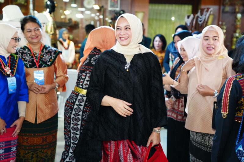 Ketua Umum (ketum) Dharma Pertiwi Ny. Evi Agus Subiyanto menghadiri acara Pembukaan Jala Craft 2024 yang di selenggarakan di Ballroom Lt.2 Kantor Jalasenastri Pengurus Pusat Komplek TNI AL