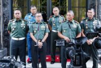Kapuspen TNI Mayjen TNI Nugraha Gumilar beserta Danpuspom TNI, Pangdam XVII/Cen, Kababinkum TNI, Dansatidik Puspomad dan Kadispenad menggelar jumpa pers