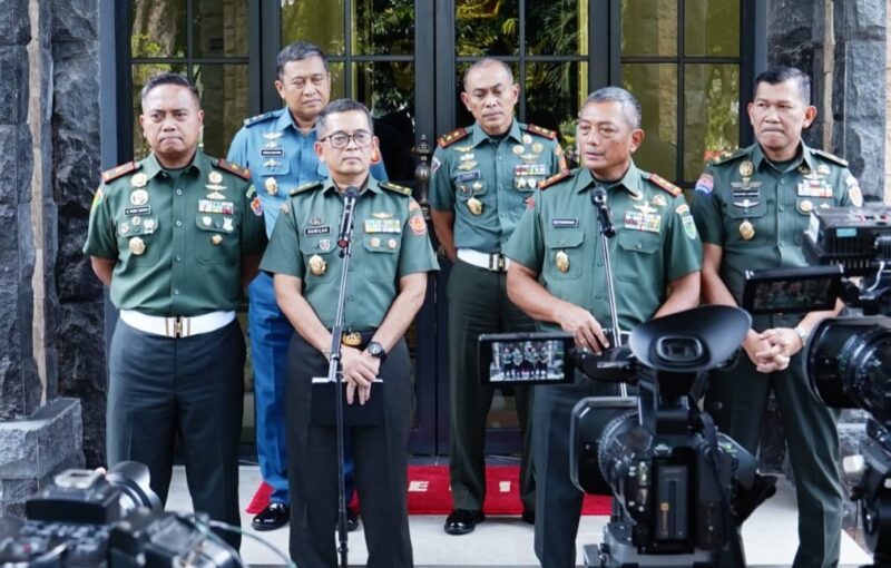 Kapuspen TNI Mayjen TNI Nugraha Gumilar beserta Danpuspom TNI, Pangdam XVII/Cen, Kababinkum TNI, Dansatidik Puspomad dan Kadispenad menggelar jumpa pers