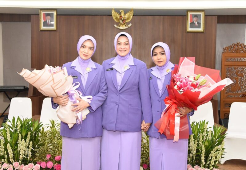 Ketua Umum Dharma Pertiwi Ny. Evi Agus Subiyanto memimpin acara serah terima jabatan Ketua Harian Dharma Pertiwi