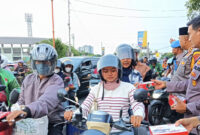 Polresta Sidoarjo membagikan 300 paket buka puasa di daerah bundaran Taman Pinang Indah (TPI) Sidoarjo