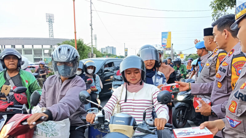 Polresta Sidoarjo membagikan 300 paket buka puasa di daerah bundaran Taman Pinang Indah (TPI) Sidoarjo