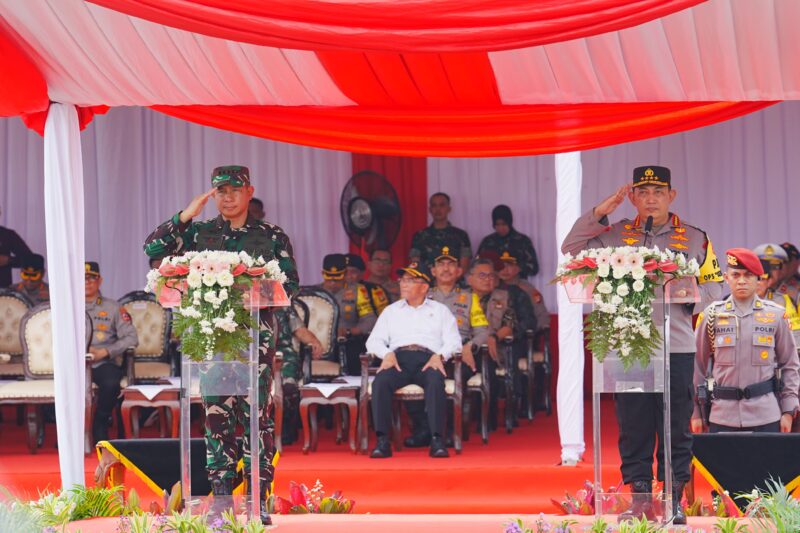 Kapolri Jenderal Listyo Sigit Prabowo dan Panglima TNI Jenderal Agus Subiyanto memimpin Apel Gelar Pasukan Operasi Ketupat Tahun 2024