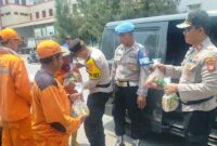 Kapolsek Kawasan Muara Baru AKP Windarto didampingi Wakapolsek Kawasan Muara Baru Iptu Marjono memberikan paket sembako