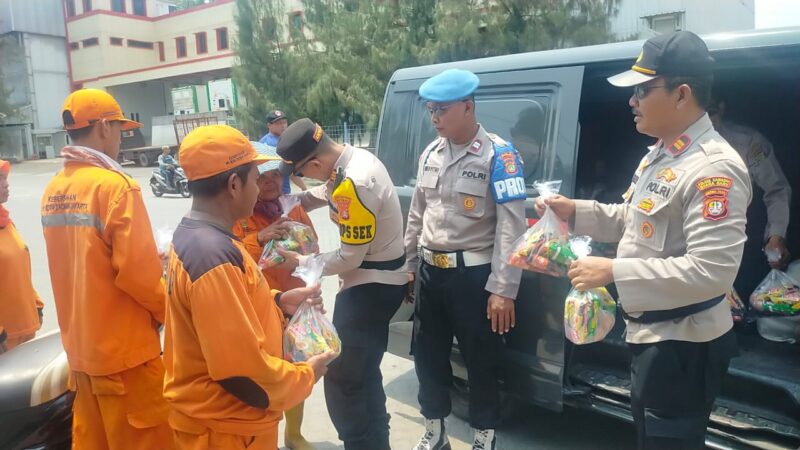 Kapolsek Kawasan Muara Baru AKP Windarto didampingi Wakapolsek Kawasan Muara Baru Iptu Marjono memberikan paket sembako