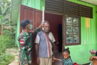 Anggota Satgas Pamtas Yonif 726/TML menggelar Posyandu lanjut usia (Lansia) bersama tenaga kesehatan Puskesmas Sota