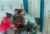 Satgas Pamtas RI-PNG Yonif 726/Tml dengan cepat membantu evakuasi balita yang terluka ke Puskesmas Bupul 1