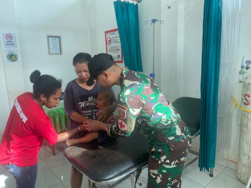 Satgas Pamtas RI-PNG Yonif 726/Tml dengan cepat membantu evakuasi balita yang terluka ke Puskesmas Bupul 1