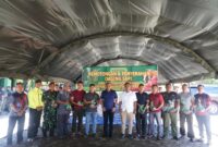 Acara pemotongan dan penyerahan daging sapi kepada para prajurit Kodam XVIII/Kasuari yang dilaksanakan di depan Masjid Itiqlal Kodam